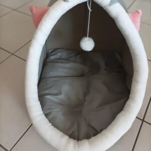 Cuccia per gatti, in morbido tessuto grigio. Piccolo cuscino rimovibile e lavabile a mano.
